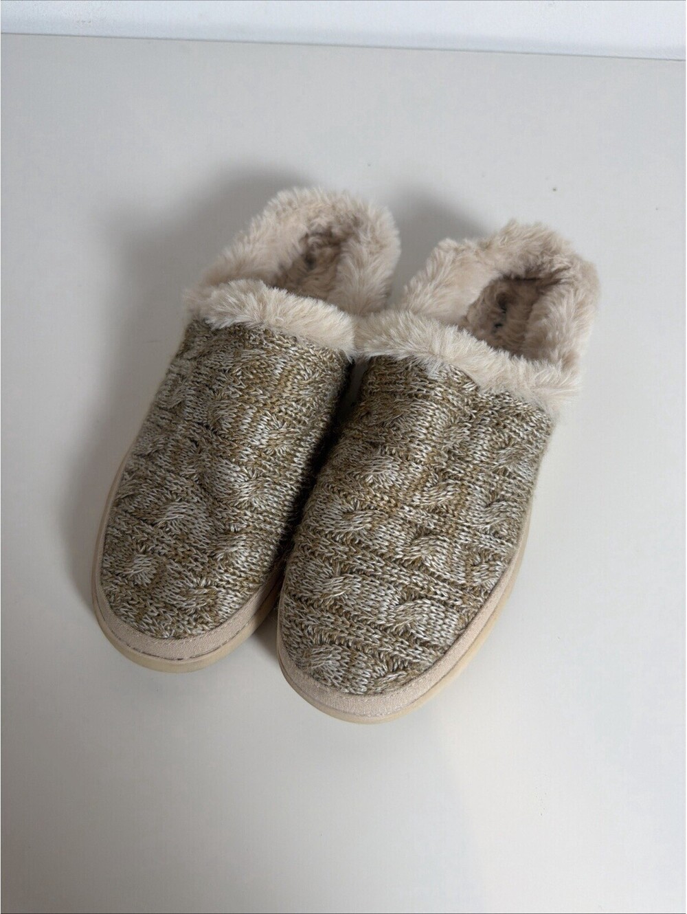 Woman size 9 TOMS faux fur lined slippers